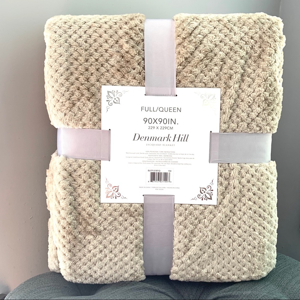 NWT luxurious plush queen large size blanket taupe - Picture 2 of 5